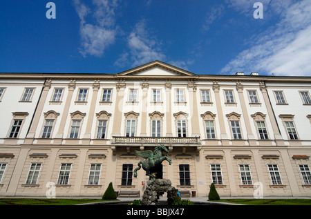 La facciata frontale del Barocco Palazzo Mirabell Schloss Mirabell a Salisburgo in Austria Foto Stock