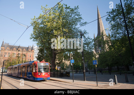 Supertram di fronte della chiesa cattedrale di San Pietro e di San Paolo, Sheffield Foto Stock