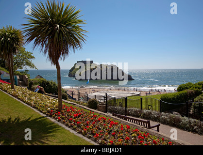 Giardino e spiaggia del Sud Galles Tenby, guardando fuori verso St Catherines Isola Foto Stock