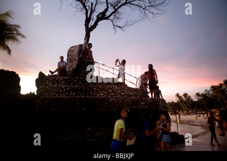 Un tramonto su Willy s Rock nel mare della cina del sud sulla spiaggia di sabbia bianca Isola Boracay Visayas nelle Filippine Foto Stock