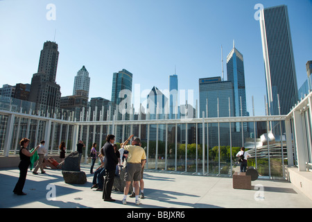 CHICAGO in Illinois i visitatori e la scultura a Bluhm Family Terrace nella moderna ala dell istituto d arte dello skyline della città e il Millennium Park Foto Stock