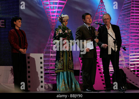 David Carradine, star di Hollywood (a destra), al festival cinematografico Eurasia di Almaty, Kazakhstan, il più grande show cinematografico e concorso dell'Asia centrale Foto Stock