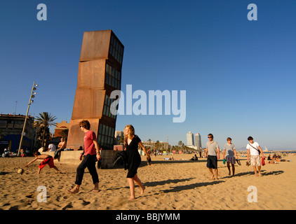 Homenatge a la Barceloneta scultura da Rebecca Horn sulla Spiaggia di Platja de Sant Sebastia in Barcellona Catalonia Spagna Foto Stock