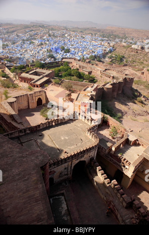 Skyline shot del Forte Mehrangarh Jodhpur Rajasthan in India con città blu nella distanza. Foto Stock