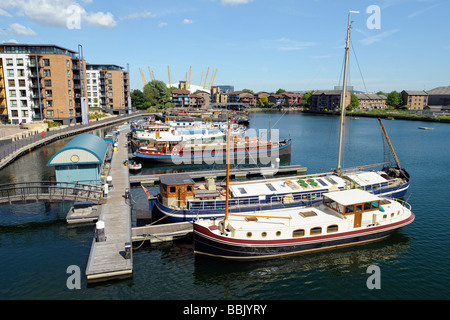 Vista da Trafalgar Way Canary Wharf Londra Inghilterra REGNO UNITO guardando attraverso il Blackwall Conca marina verso Preston Road Foto Stock