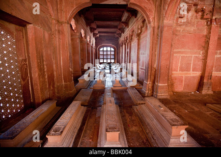 Cimitero islamico all'interno della Moschea del Venerdì in Fatehpur Sikri India Foto Stock