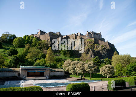 Il Castello di Edimburgo e il Ross Bandstand a Princes Street Gardens su un giorno d'estate Foto Stock