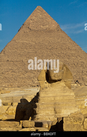 La sfinge e la piramide di Chephren, Giza, il Cairo, Egitto Foto Stock
