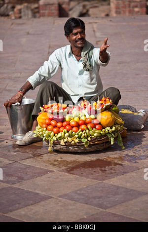 Venditore a vendere fresco frutta mista alla Moschea del Venerdì in Fatehpur Sikri India Foto Stock