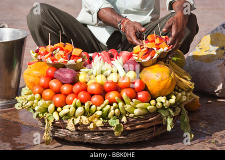 Venditore a vendere fresco frutta mista alla Moschea del Venerdì in Fatehpur Sikri India Foto Stock