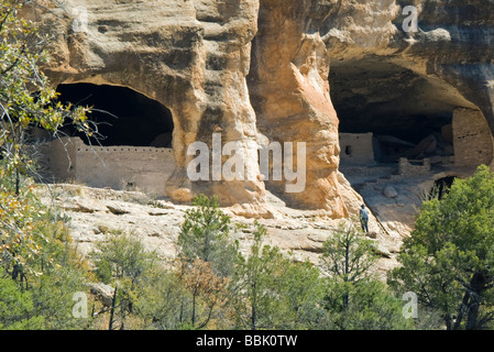 Stati Uniti d'America New Mexico Gila Cliff Dwellings National Monument Cliff strutture di abitazione in grotte naturali in scogliera Foto Stock