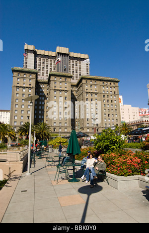 California San Francisco matura in un momento di relax a Union Square Foto 10 casanf79260 foto copyright Lee Foster Foto Stock