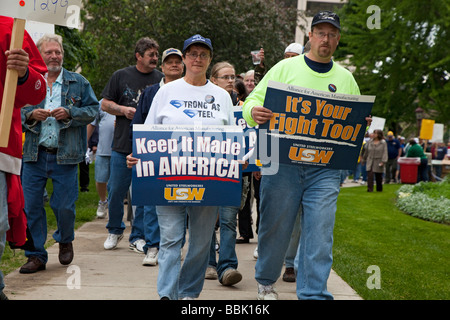 Lansing Michigan di lavoratori siderurgici aderire a un sindacato e marzo rally per posti di lavoro presso il Michigan State Capitol Foto Stock