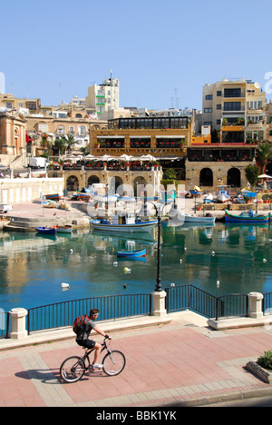 MALTA. Una vista di Spinola Bay a St Julians con un ciclista sul lungomare. 2009. Foto Stock