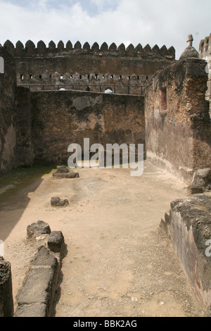 Dentro le mura della fortezza di Gesù a Mombasa che mostra alcuni degli edifici storici e pareti Foto Stock