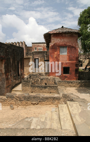 Dentro le mura della fortezza di Gesù a Mombasa che mostra alcuni degli edifici storici e pareti Foto Stock