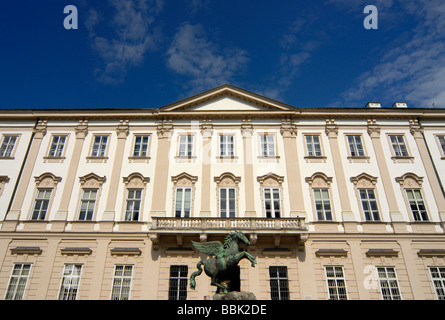 La facciata frontale del Barocco Palazzo Mirabell Schloss Mirabell a Salisburgo in Austria Foto Stock