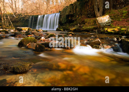 Cascata Ddwli Uchaf vicino pontneddfechan nel Parco Nazionale di Brecon Beacons, Galles Foto Stock