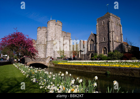 Westgate towers visto dal Westgate giardini sul fiume Stour in Canterbury Kent, Regno Unito Foto Stock