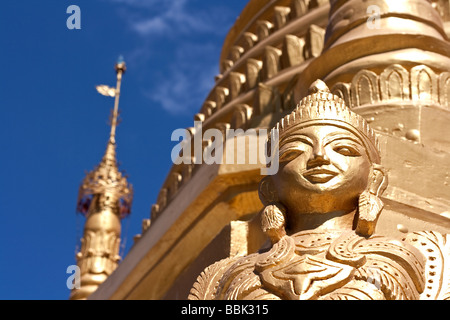 Statua dorata sul tempio Buddista vicino Lago Inle, Myanmar (Birmania) Foto Stock