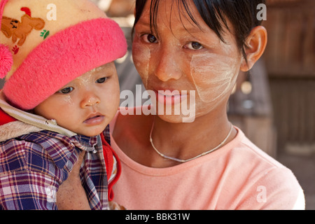 Bamar Donna con bambino a Hsipaw in Myanmar (Birmania) Foto Stock
