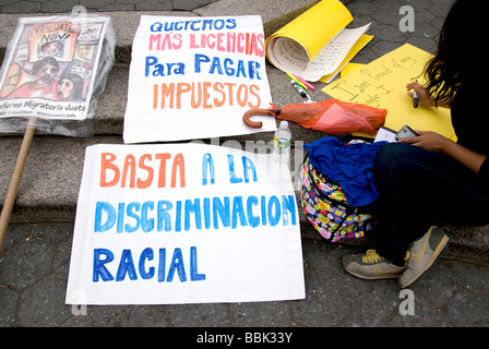 Gli immigrati marzo per Amnesty, pari diritti, legalizzazione, uguaglianza razziale, la libertà di parola, fair labor - New York City Foto Stock