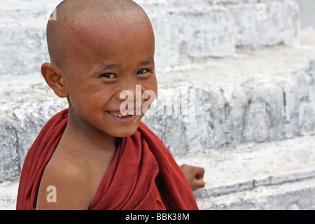 Molto giovane monaco birmano in Kyaukme, Stato Shan, Myanmar (Birmania) Foto Stock