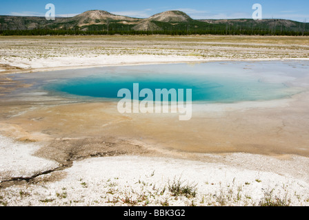 Opal in piscina a Midway Geyser Basin nel Parco Nazionale di Yellowstone Foto Stock