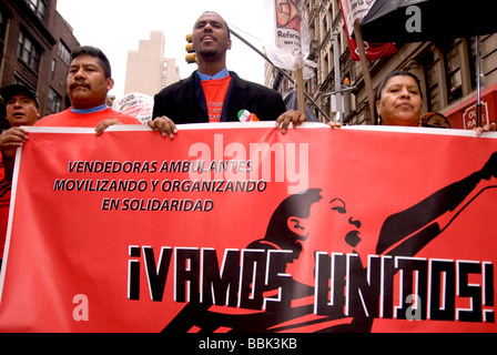 Gli immigrati marzo per Amnesty, pari diritti, legalizzazione, uguaglianza razziale, la libertà di parola, fair labor - New York City Foto Stock