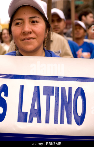 Gli immigrati marzo per Amnesty, pari diritti, legalizzazione, uguaglianza razziale, la libertà di parola, fair labor - New York City Foto Stock