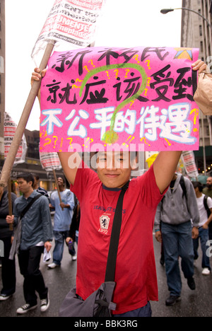 Gli immigrati marzo per Amnesty, pari diritti, legalizzazione, uguaglianza razziale, la libertà di parola, fair labor - New York City Foto Stock