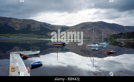 Barche a vela riflettendo in Loch Leven, Glencoe, Ballachulish, Scozia. Foto Stock