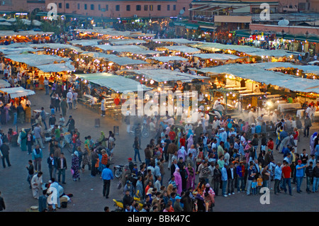 La trafficata bancarelle prodotti alimentari nella centrale Piazza Jemaa El Fna a Marrakech sono Fired Up e per la cottura Foto Stock