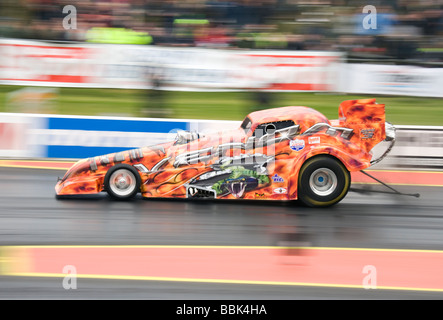 Top fuel dragster Venom pilotato da Tony Betts alla Pasqua evento Thunderball in Santa Pod, Inghilterra Foto Stock