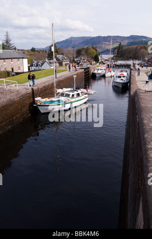 Il Caledonian Canal passando per Fort Augustus Foto Stock