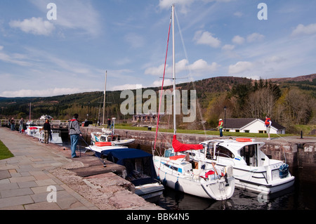 Barche passando per Fort Augustus Caledonian Canal Foto Stock