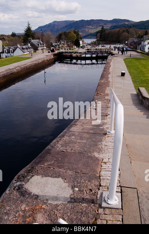 Il Caledonian Canal passando per Fort Augustus Foto Stock