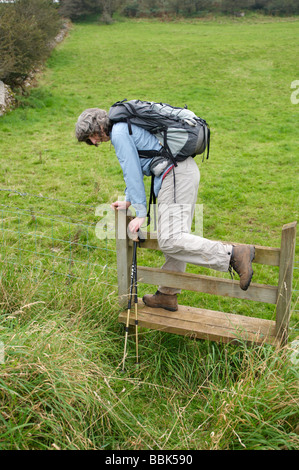 Signora escursionista arrampicarsi su stile Cheddar Gorge Foto Stock