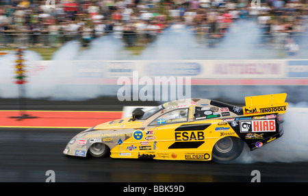 Top metanolo Funny auto dragster Esab guidato da Leif Andreasson presso la FIA European Drag Racing Championship a Santa Pod,Inghilterra Foto Stock