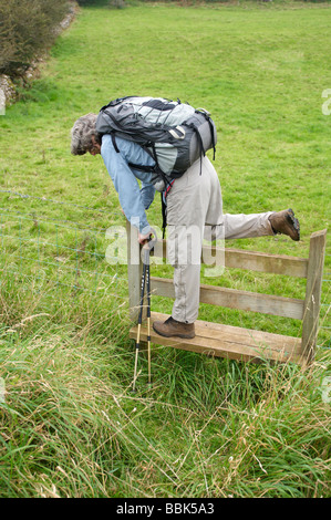 Signora escursionista arrampicarsi su stile Cheddar Gorge Foto Stock