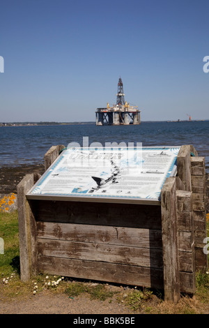 Un impianto di trivellazione petrolifera ancorata a Invergordon sul Cromarty Firth in Scozia, Regno Unito. Foto Stock