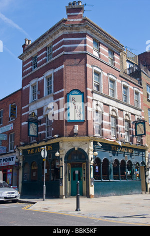 Brick Lane , Shoreditch , East End , Gli arcieri tipico vecchio pubblico inglese casa circondata dagli Indiani & aziende del Bangladesh Foto Stock