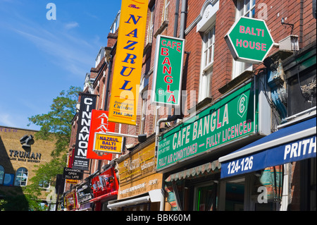 Brick Lane , Shoreditch , East End , ristorante , business & altri montato a parete con segni Truman Black Eagle Brewery sfondo Foto Stock