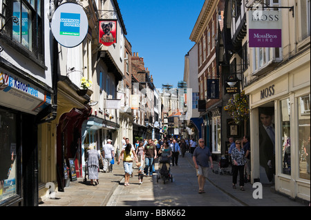 Negozi di Stonegate storico nel centro della città di York, North Yorkshire, Inghilterra Foto Stock