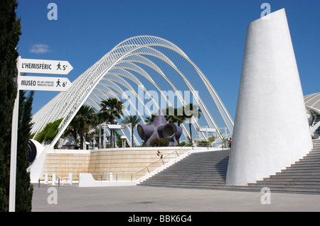 Progettato da Santiago Calatrava Valencia, la Città delle Arti e delle Scienze è una straordinaria collezione di architettura moderna . Foto Stock