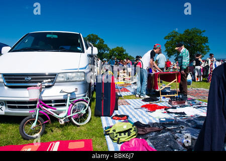 Sperone collinare di avvio Auto vendita , bancarella vendendo un bambino's bike , valigia , borse e altri articoli da emporio dal traliccio di stallo della tabella Foto Stock