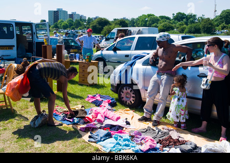 Sperone collinare di avvio Auto vendita , razza mista famiglia giovane con graziosi figlia vendita di abbigliamento assortiti Foto Stock