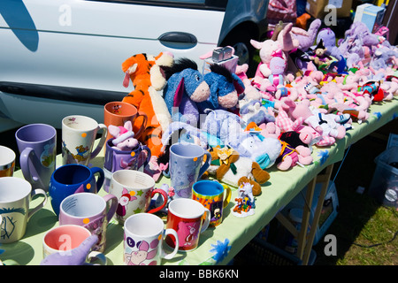 Sperone collinare di avvio Auto vendita , stallo con una varietà di variopinte per bambini & tazze giocattoli imbottiti Foto Stock