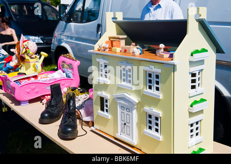 Sperone collinare di avvio Auto vendita , elaborare giallo e verde in legno casa delle bambole e giocattoli per la vendita in stallo con stivali , Culle , doll & Giocattoli Foto Stock