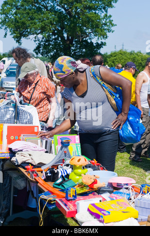 Sperone collinare di avvio Auto vendita , donna anziana in baseball hat & grande nero lady indossa foulard o bandana , frugare per occasioni Foto Stock